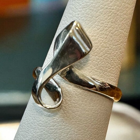 Sterling Silver Ribbon Ring (6.5) - Picture 4 of 6